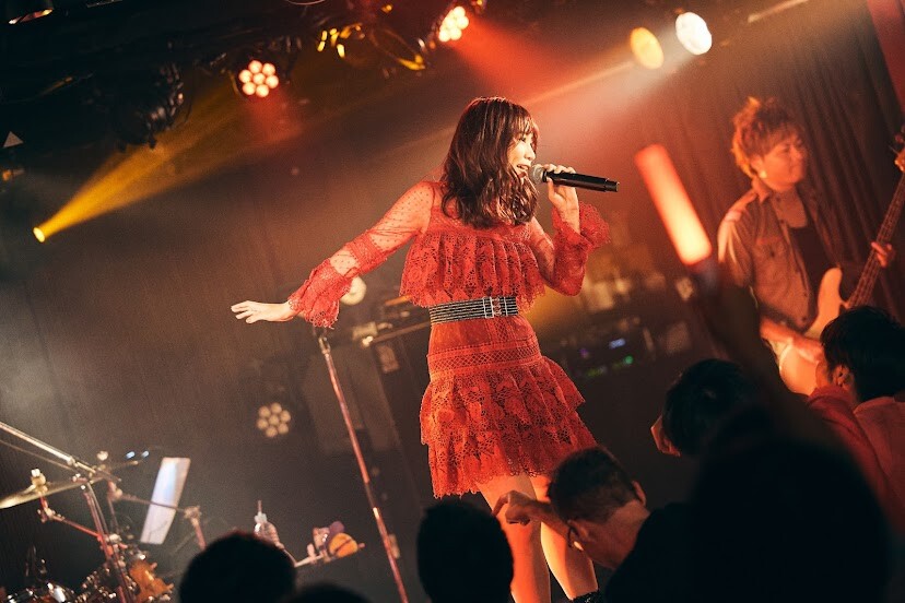 アニソンシンガーYURiKAのアニメ＆ゲーム愛溢れる熱きシャングリラ(理想郷)『YURiKA Revival Live デッドヒート！～RED vs BLUE～』レポート