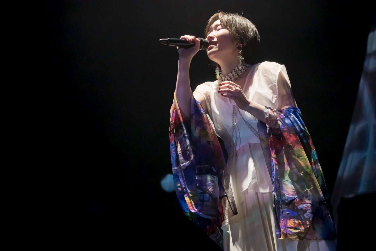 暑い初夏を吹き抜けた、田所あずさの熱くも心地良い歌声『AZUSA TADOKORO LIVE 2023～Private Room～』 レポート