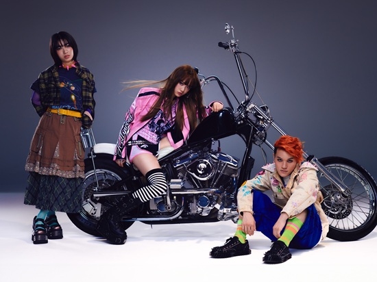 新曲「赤いワインに涙が…」全国42局のラジオパワープレイに決定！